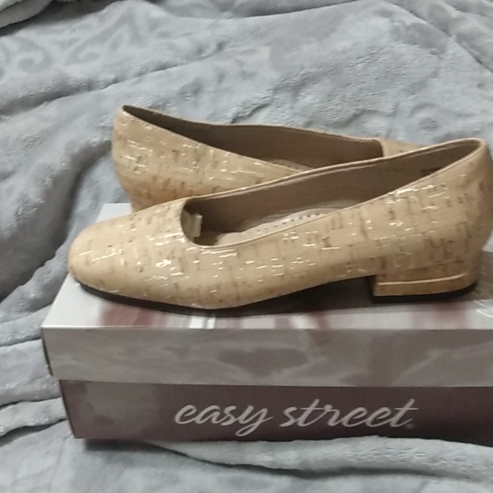 Brand New 8 1/2W dress shoes